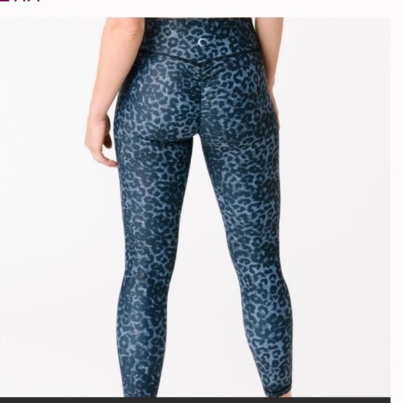 ZYIA Stone Leopard Scrunchy Light N Luxe Leggings - Picture 10 of 10